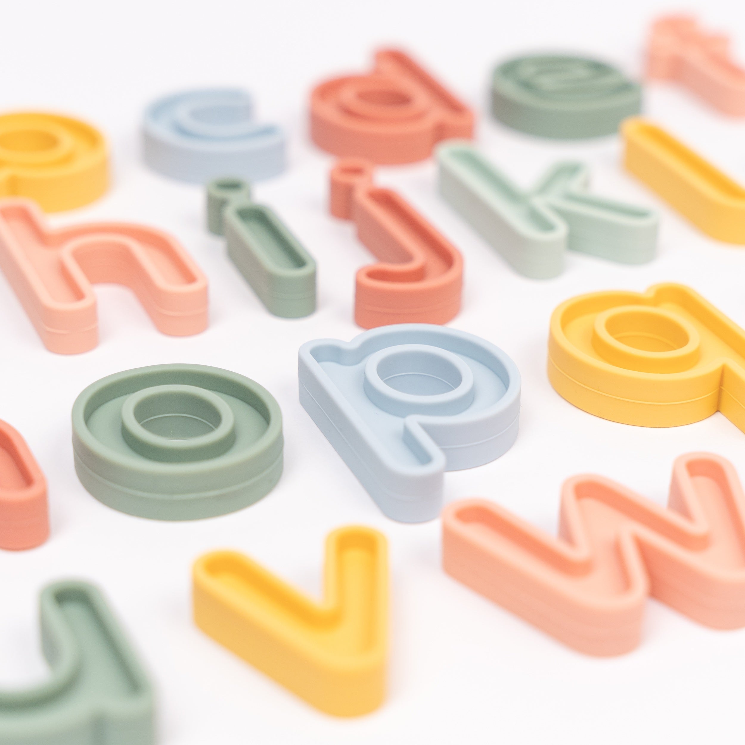 INSPIRE MY PLAY - Sensorikspielzeug Buchstaben Klein pastel