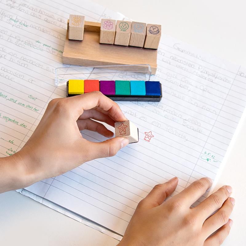 Trendhaus - Motivation Holz-Lehrerstempel im Tischaufsteller mit integrierten Stempelkissen