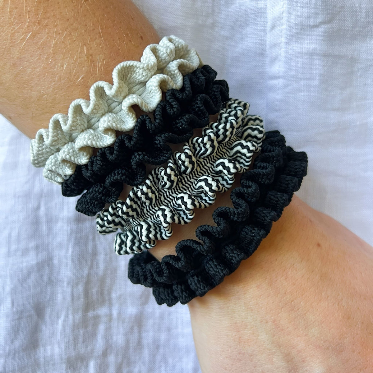 ANNICA VALLIN - Haargummi Wellenförmig Black & White