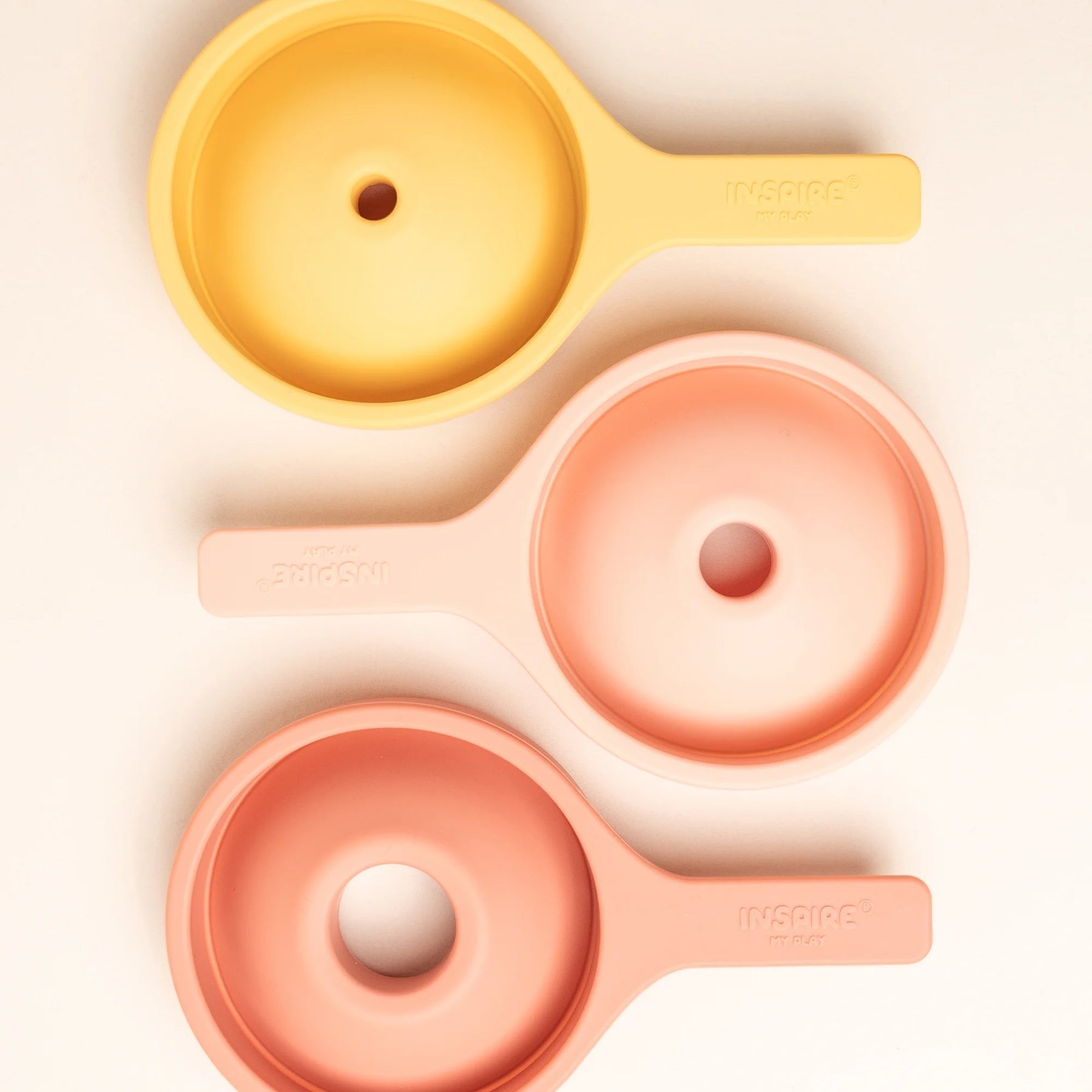 INSPIRE MY PLAY - Sensorikspielzeug Trichter-Set coral/gelb