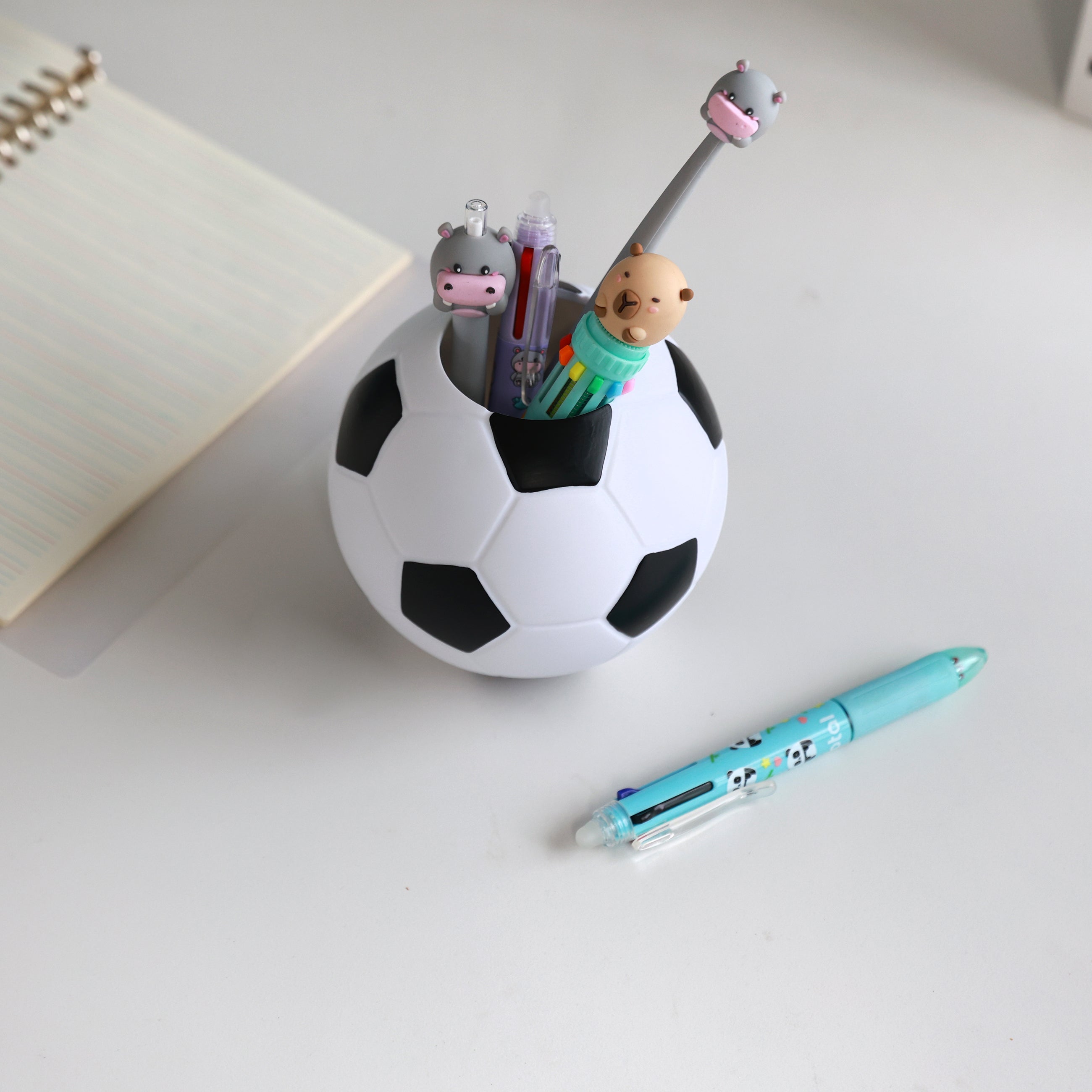 i-Total 3D-Stifthalter Fußball, schwarz-weißer Schreibtisch-Organizer mit Stiften, sportliches Zubehör, Schreibwaren, Büro-Dekoration.