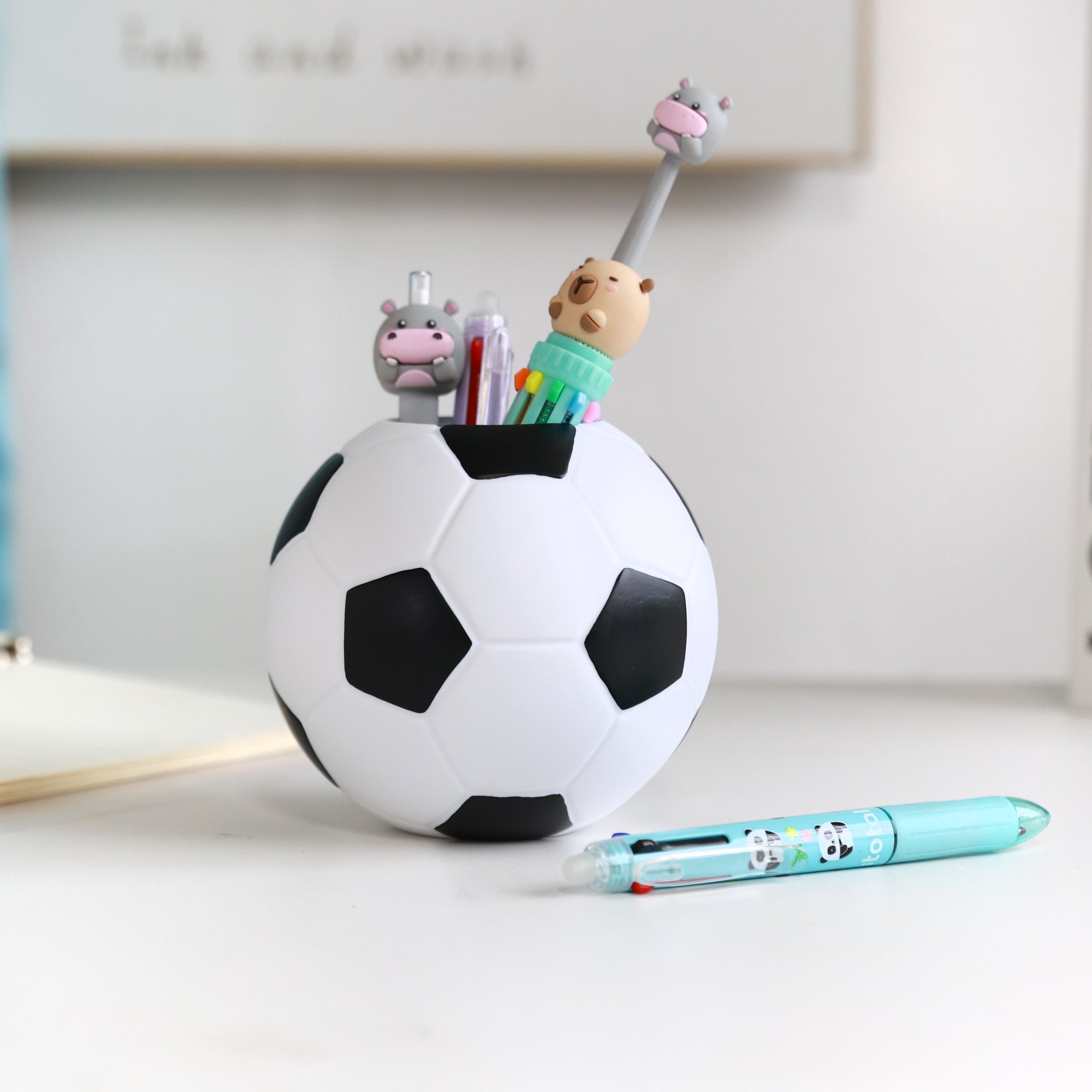i-Total 3D-Stifthalter Fußball, schwarz-weißer Schreibtisch-Organizer mit Stiften, sportliches Design, Zubehör, Büro-Dekoration, Schreibwaren.