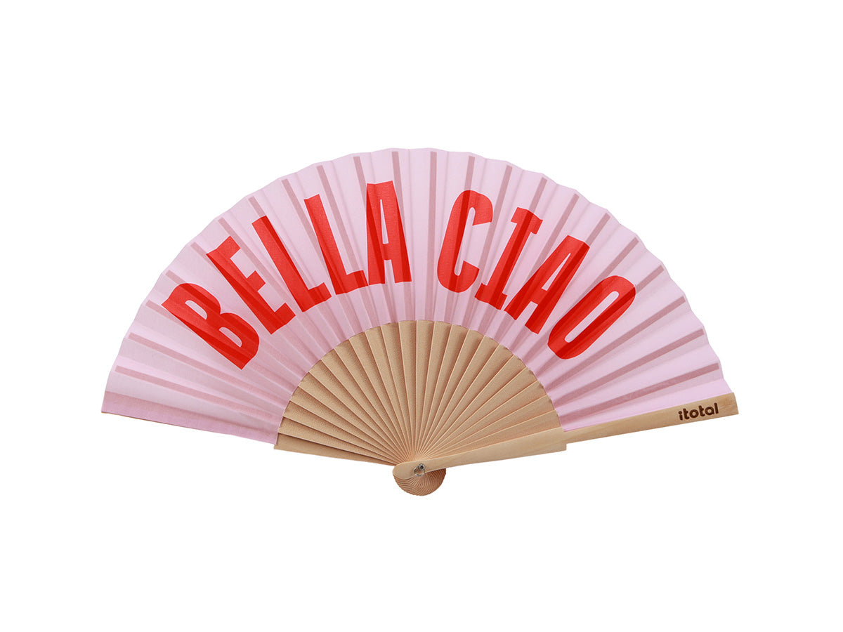 Rosa Handfächer aus Holz mit dem roten Schriftzug „BELLA CIAO“.