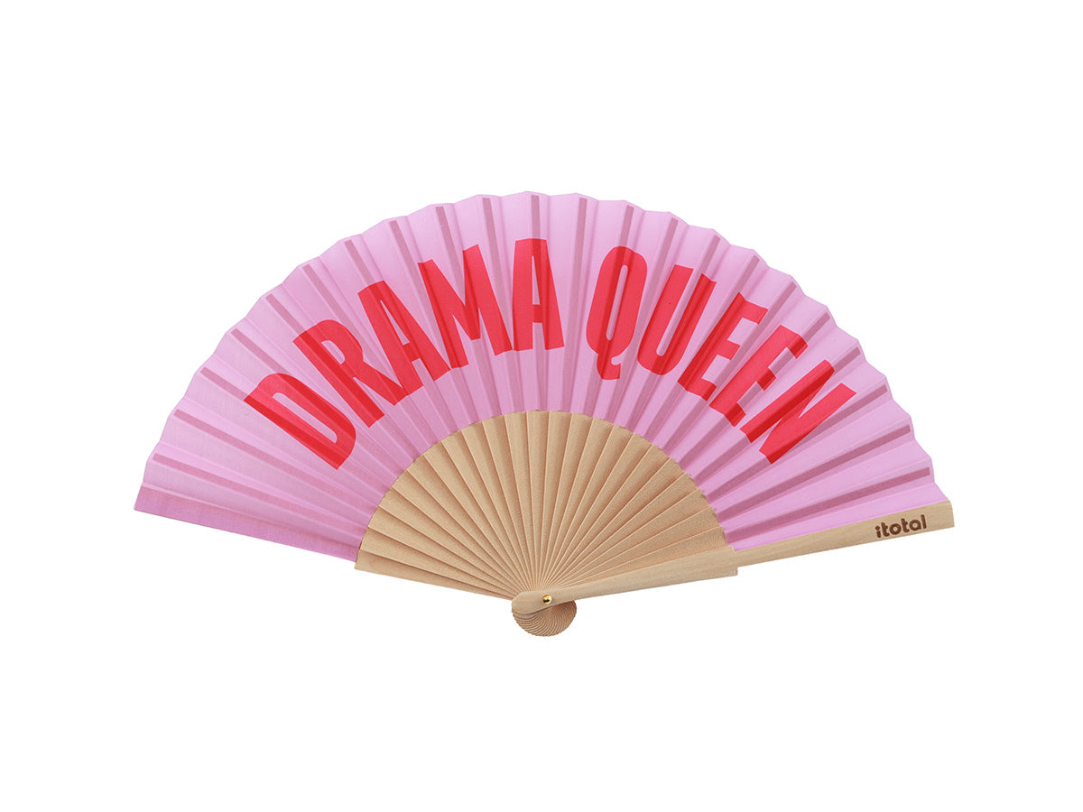 Rosa Handfächer aus Holz mit dem roten Schriftzug „DRAMA QUEEN“.
