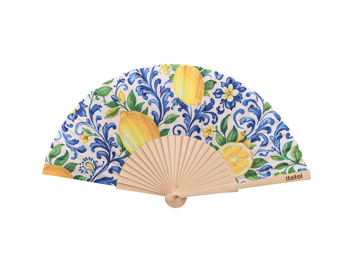 iTotal Handfächer aus Holz mit mediterranem Zitronen-Motiv und blauen Ornamenten.