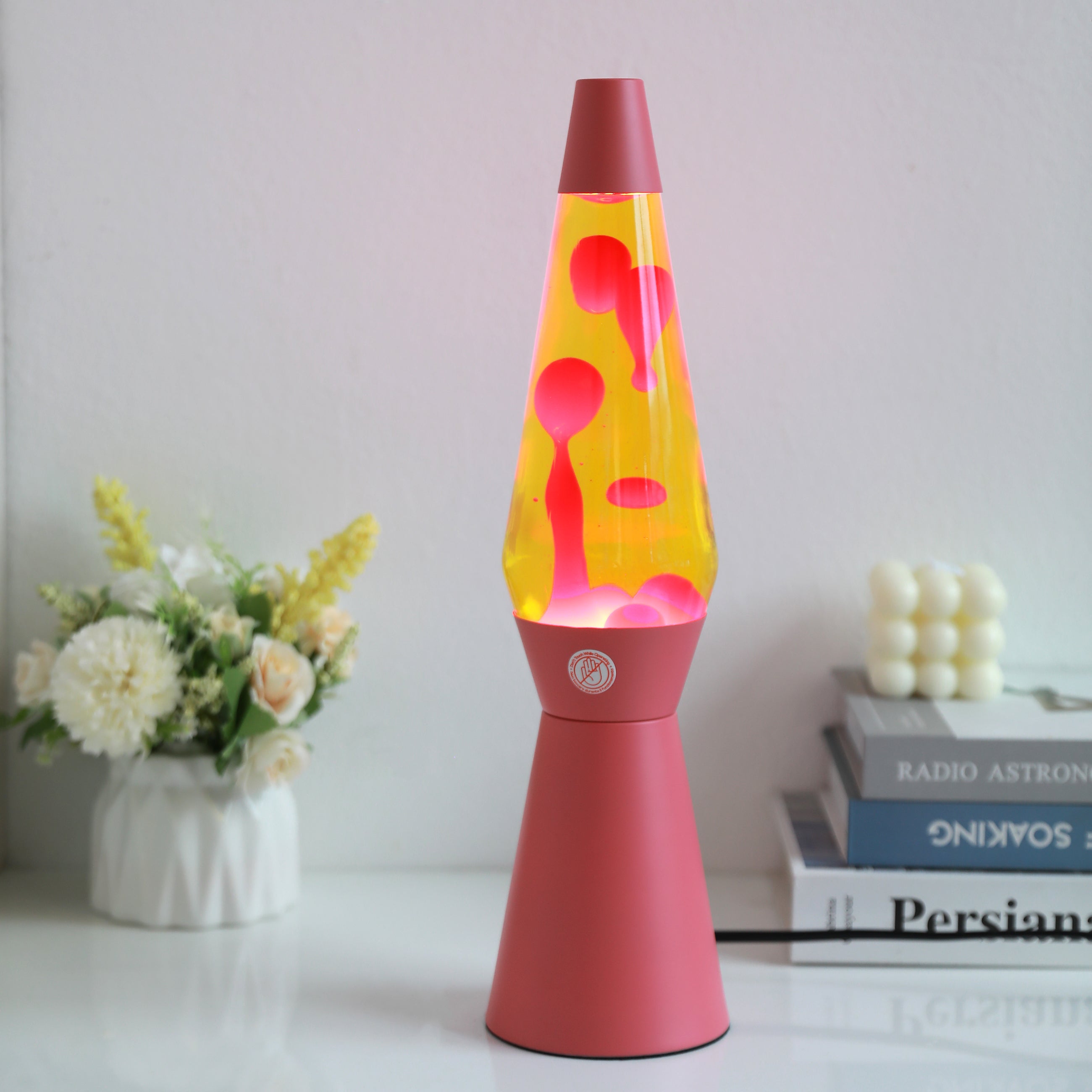 i-Total Lavalampe Spaceship, rot-gelbes Design, eingeschaltet, leuchtendes Wachs, dekorative Stimmungsleuchte, Retro-Stil, Tischlampe.