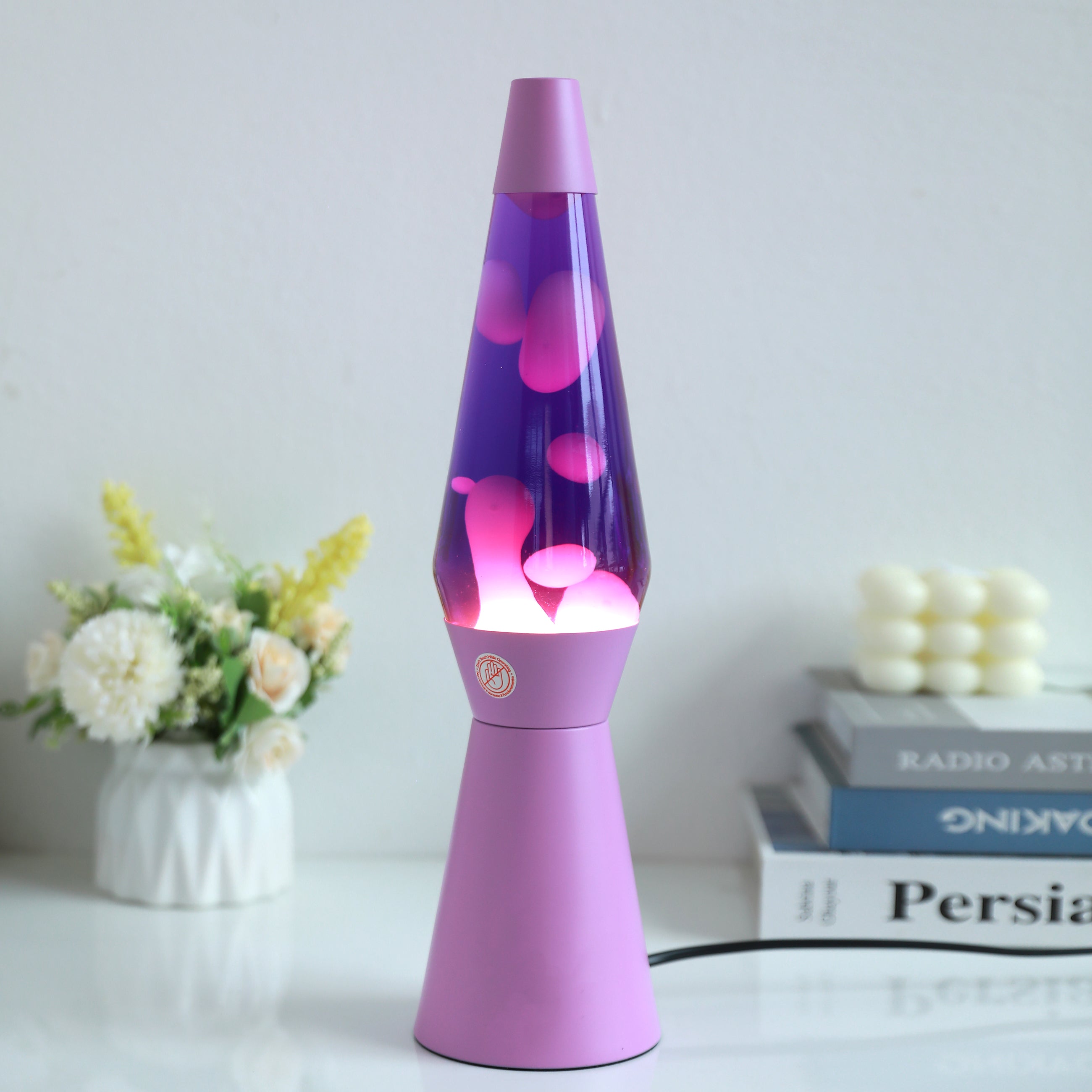 i-Total Lavalampe Spaceship, violett-rosa Design, eingeschaltet, leuchtendes Wachs, dekorative Stimmungsleuchte, Retro-Stil, Tischlampe.