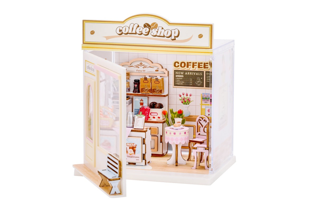 iTotal Mini-Shop Spielset Café Innenansicht mit kleiner Kaffeebar, Tisch, Stühlen, Menükarte, Regalen und viel Miniatur-Zubehör.