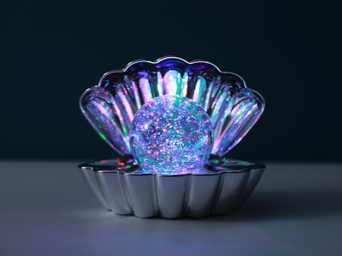 i-Total Muschellampe, silbernes Design, eingeschaltet, buntes LED-Glitzerlicht, dekorative Stimmungsleuchte, Tischlampe, Wohnaccessoire.