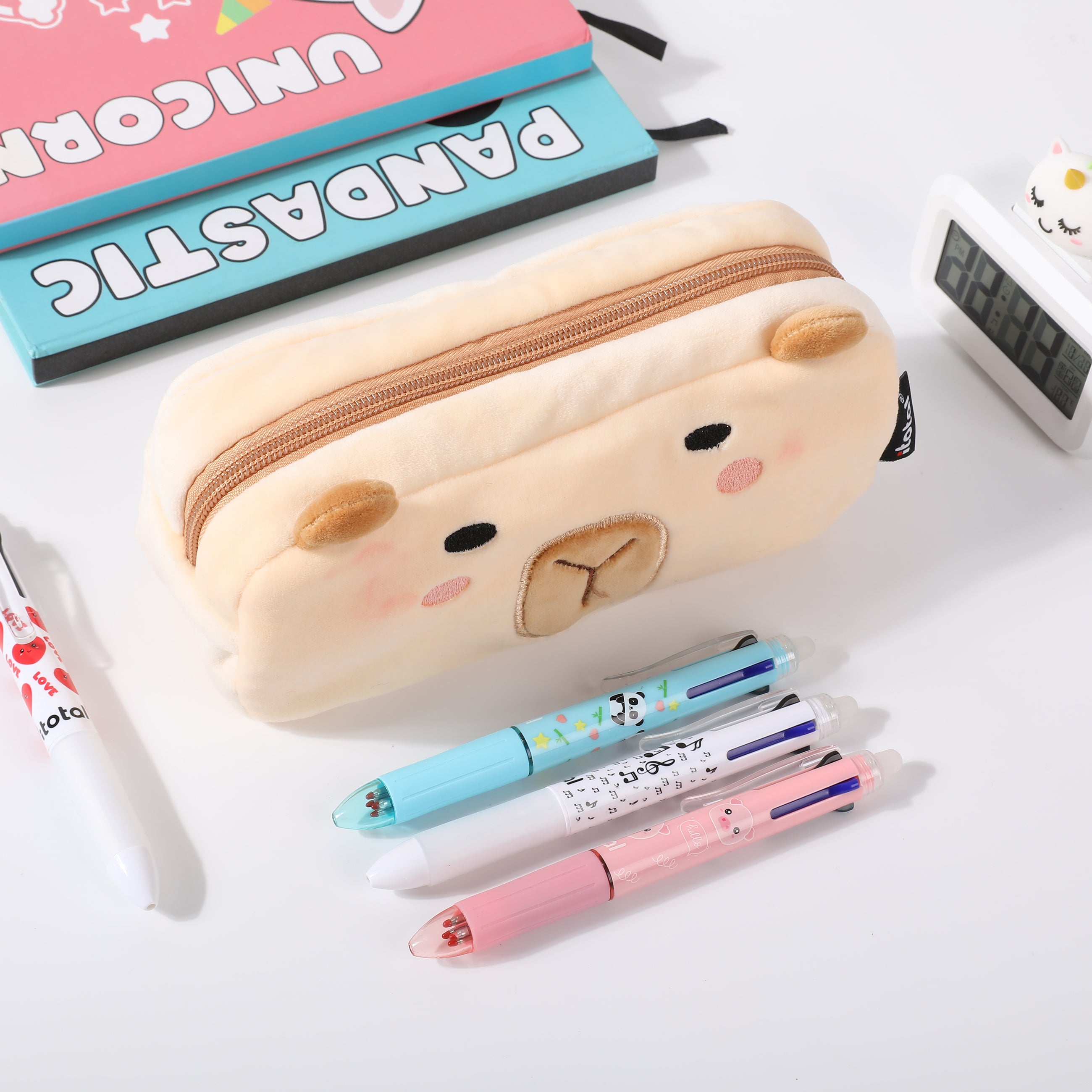 i-Total Federmäppchen, beige-brauner Plüsch, Capybara-Design, weiches Material, Stifte und Schreibwaren, Lifestyle-Ansicht.