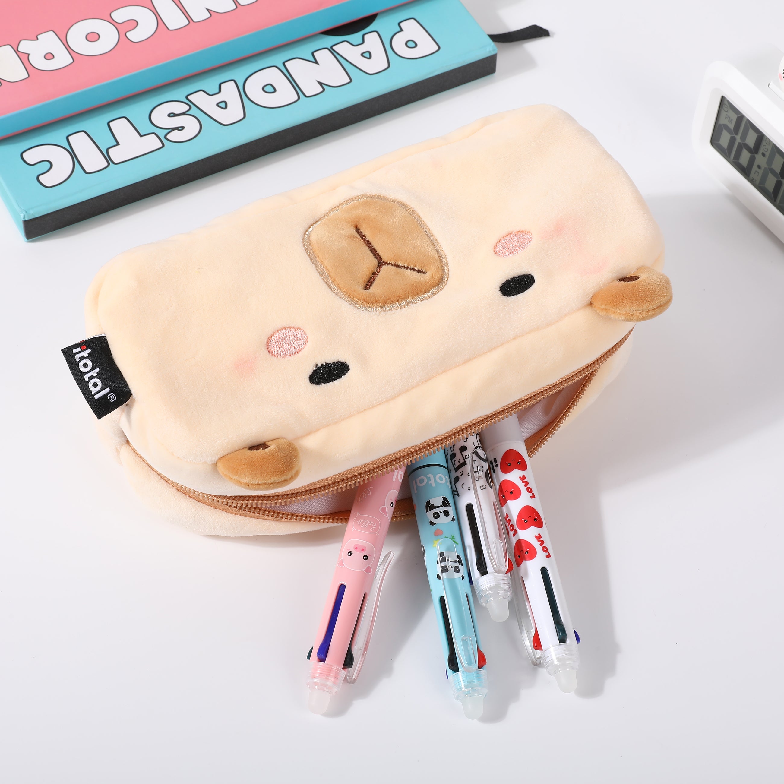 i-Total Federmäppchen, beige-brauner Plüsch, Capybara-Design, weiches Material, gefüllt mit Stiften, Lifestyle-Ansicht.