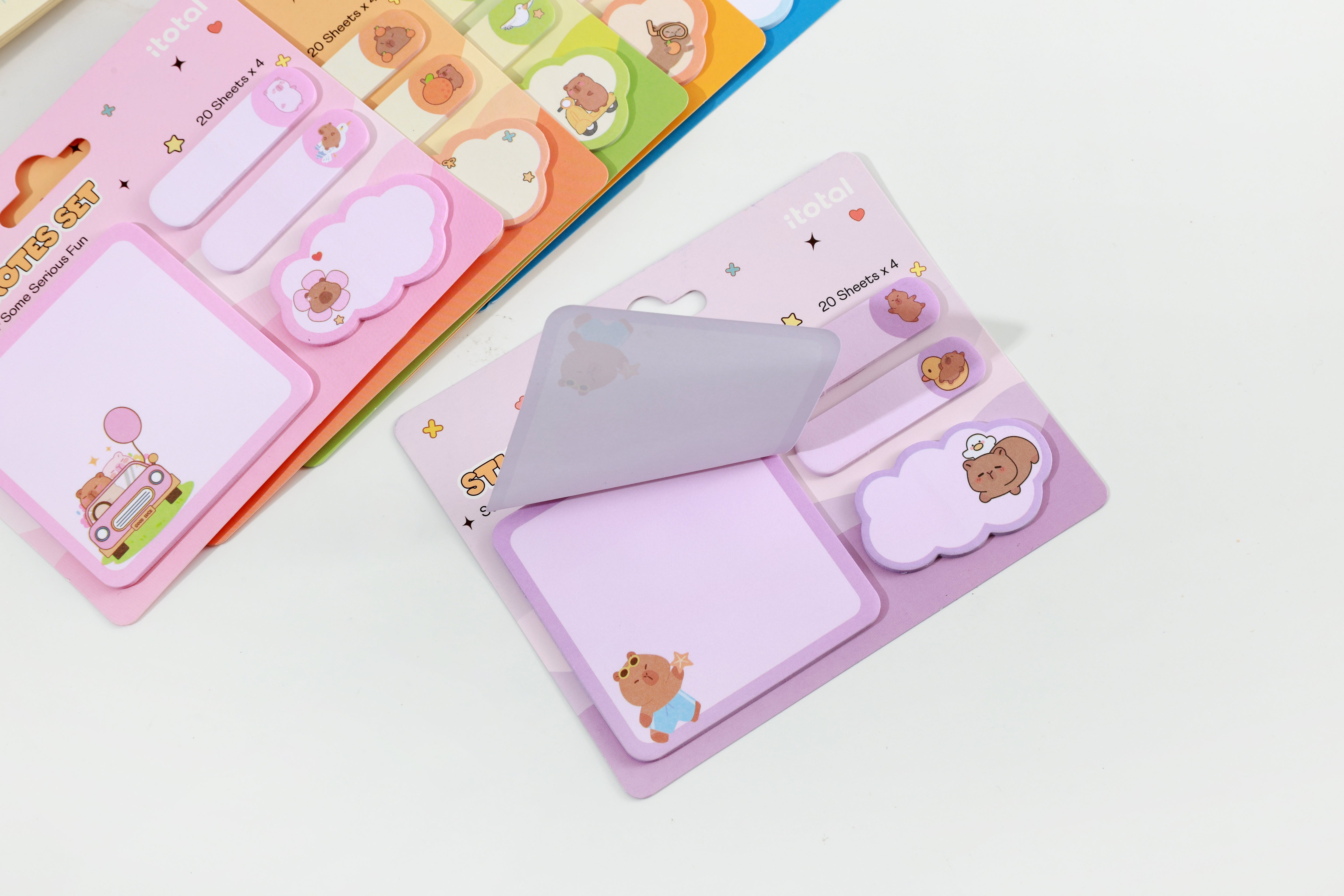 Detailansicht verschiedener bunter Haftnotizen-Sets mit niedlichen Capybara-Motiven zum Beschriften.