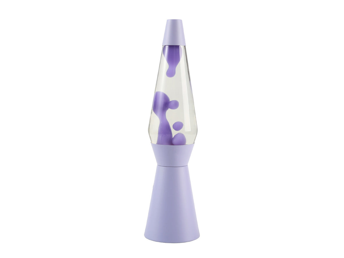 Pastellviolette iTotal Lavalampe Spaceship mit schwebendem violettem Wachs vor Weiß.