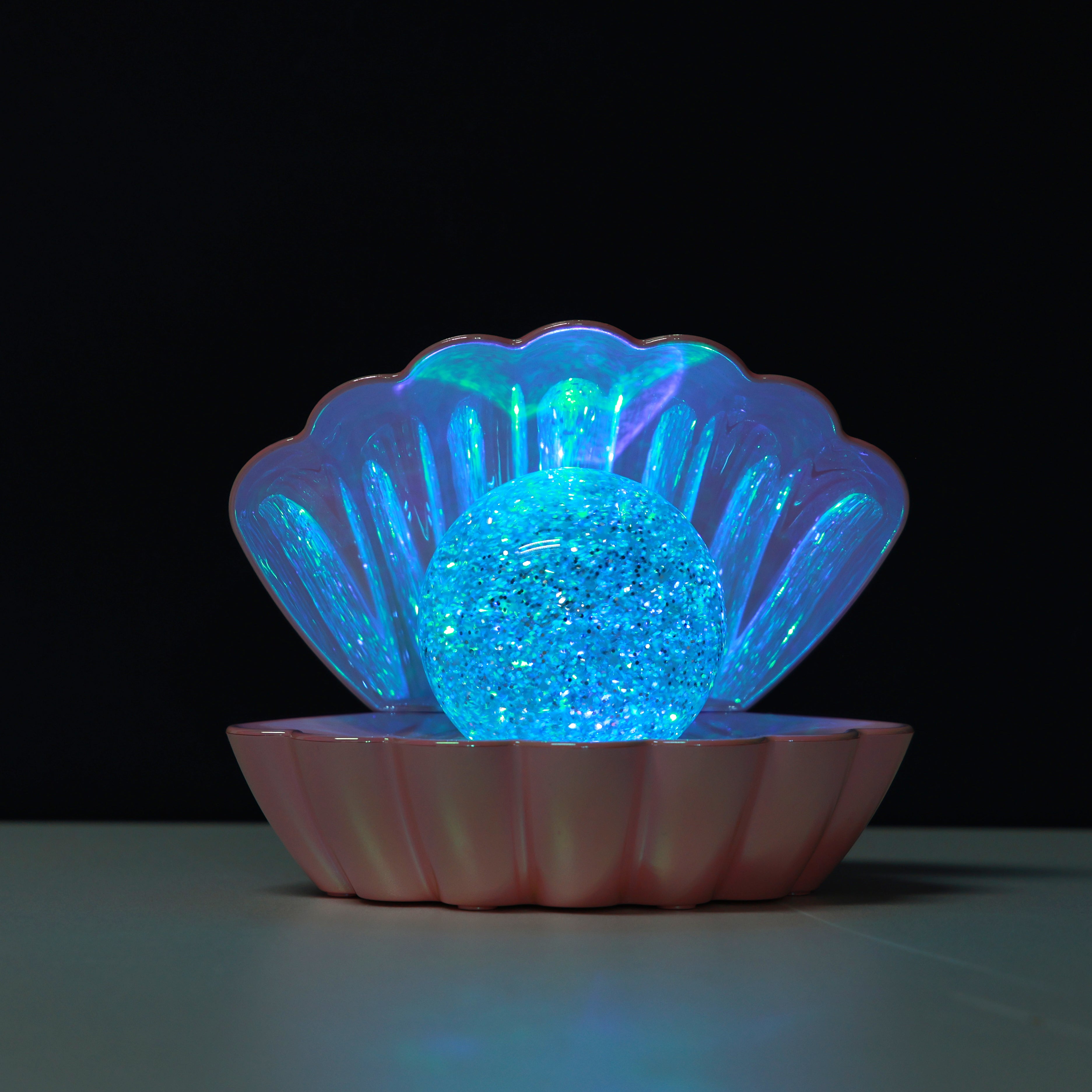 i-Total Muschellampe, rosa Design, eingeschaltet, blaues Glitzerlicht, dekorative Stimmungsleuchte, Tischlampe, Wohnaccessoire.