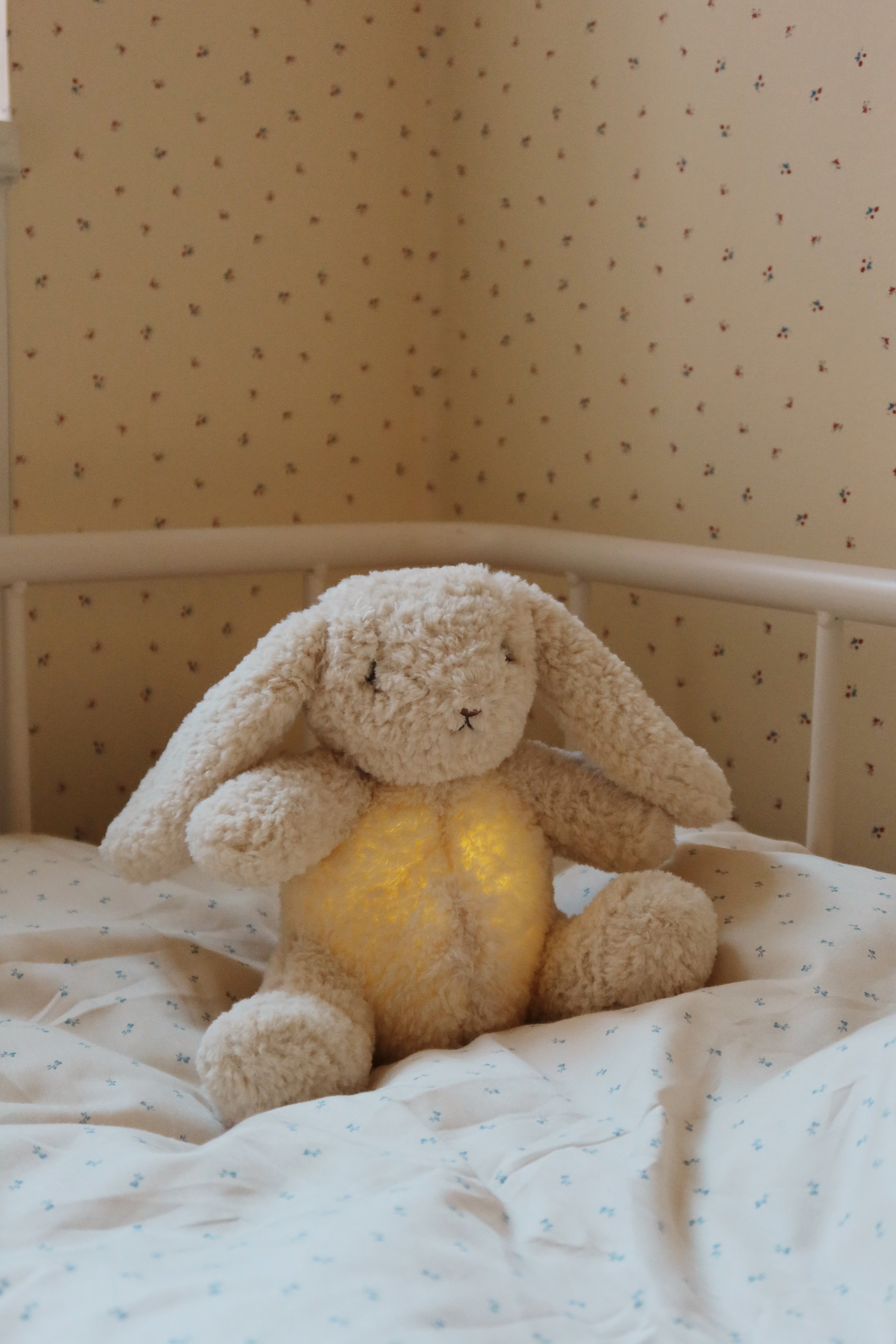 konges slojd - Kuscheltier mit Licht und Sound Off white