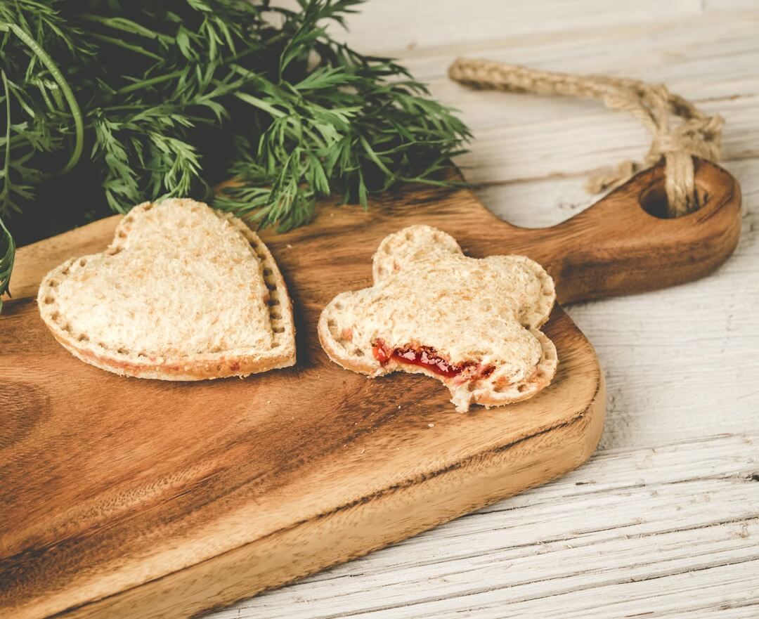 LEKKABOX - Ausstecher für gefüllte Sandwiches, 2er Set Herz & Blume