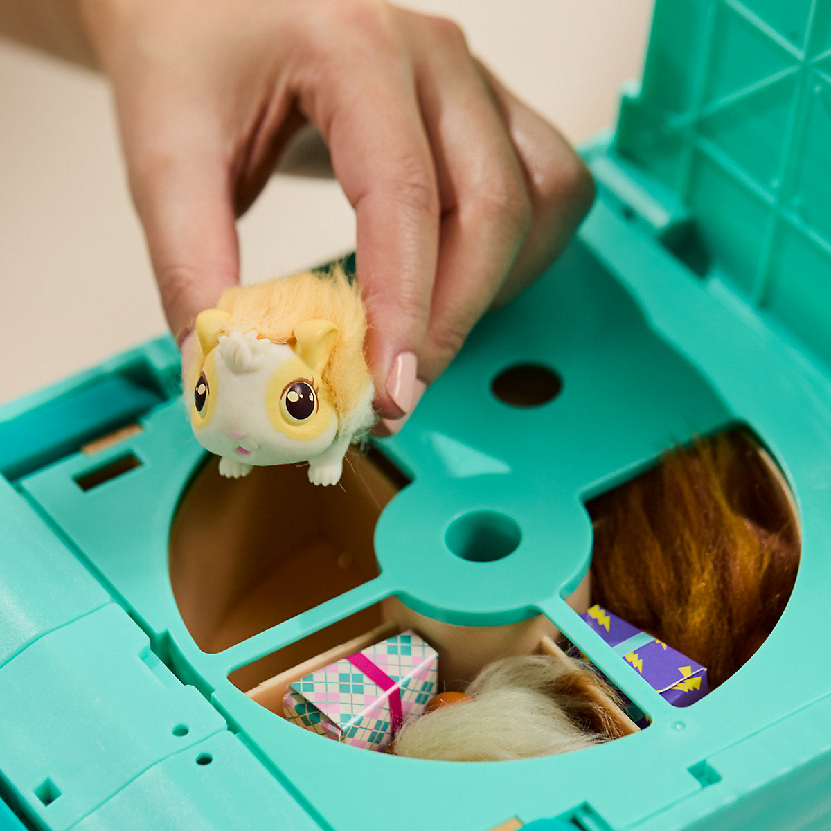 Little Live Pets - Interaktives Mamameerschweinchen mit Stall
