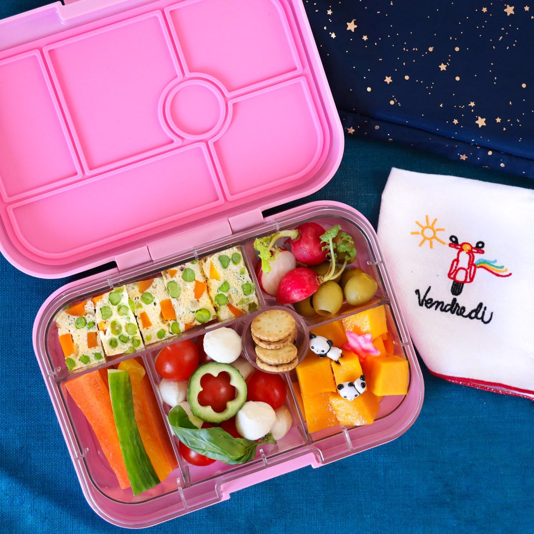Yumbox Original Fifi Pink, geöffnete Lunchbox, Bento Box, rosa, Unterteilungen, Omelett-Häppchen, Radieschen, Oliven, Mozzarella, Tomaten, Paprika, Karotten, Gurken, Melone, gesund.