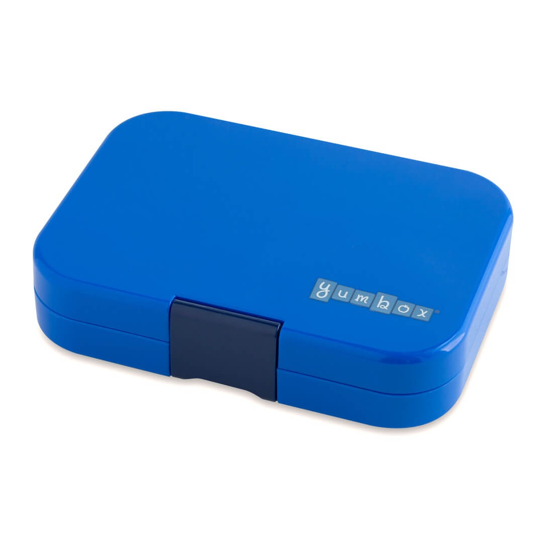 Yumbox, Lunchbox, Neptune Blue, blau, geschlossen, Außenansicht, Original, auslaufsicher, Bento-Box, kindgerecht, stabil, BPA-frei, Schulverpflegung, robust, Klickverschluss, Markenlogo.
