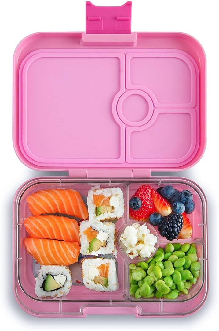 Yumbox Panino Lunchbox, Fifi Pink, Rosa, offen, befüllt mit Sushi, Beeren, Edamame, Popcorn, Bento-Box, Pausenbrot, Schule, Trennung, gesund, vielseitig.