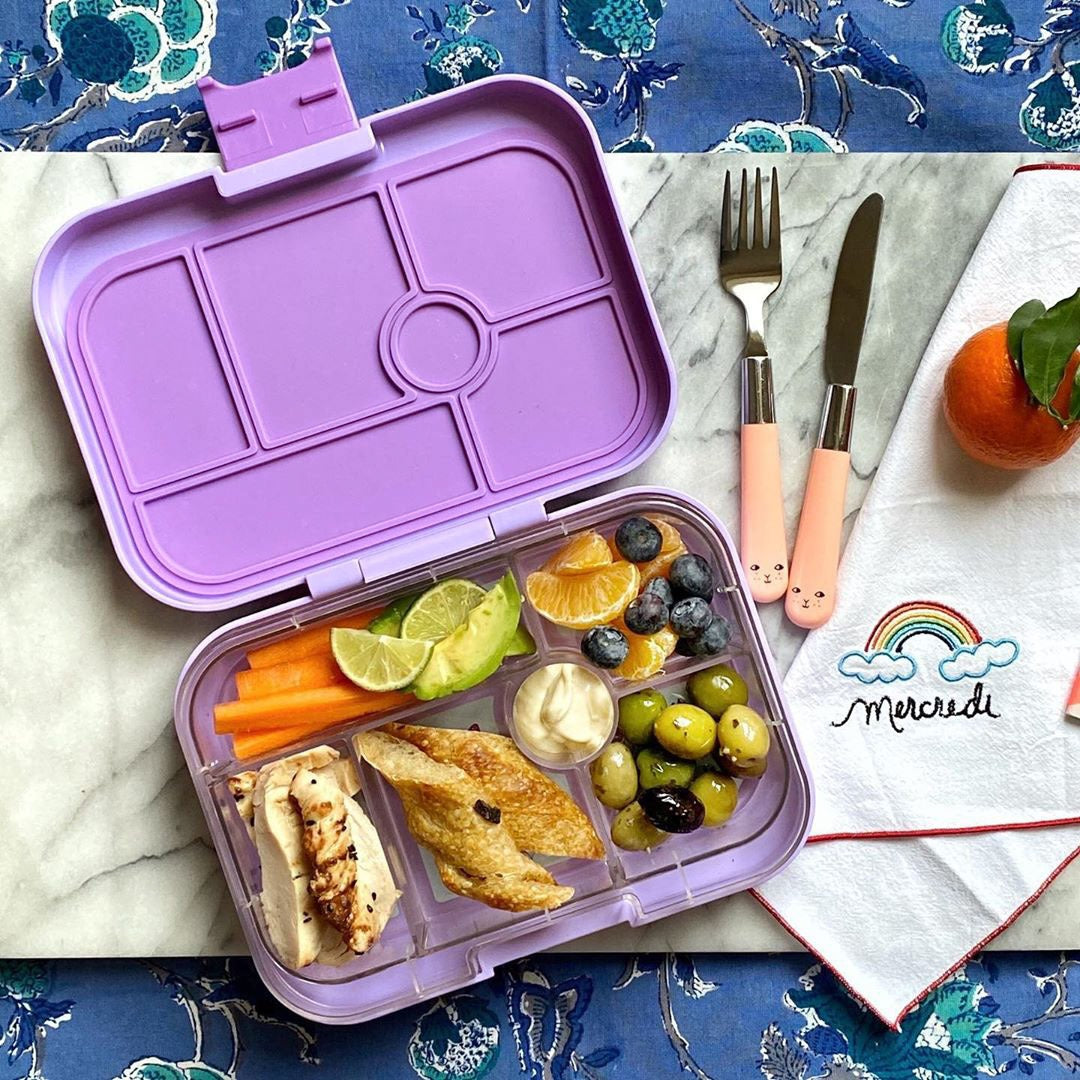 Yumbox Original Lavande Purple, geöffnete Lunchbox, lila, Bento Box, Unterteilungen, Hähnchen, Avocado, Limette, Oliven, Mandarinen, Blaubeeren, Dip, Karotten sticks, gesund.