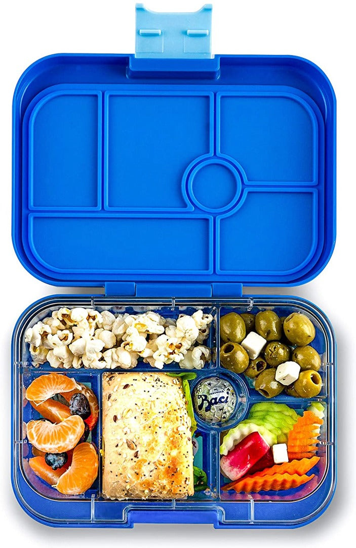 Yumbox Original Surf Blue, geöffnete Lunchbox, Bento Box, blau, Unterteilungen, Popcorn, Oliven, Feta, Mandarinen, Blaubeeren, Sandwich, Gemüse, gesund, auslaufsicher, kinderfreundlich.