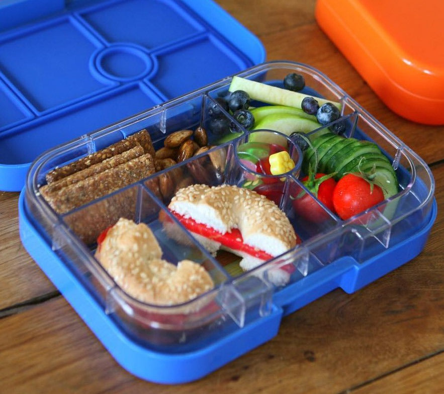 Yumbox Original Surf Blue, Lunchbox, Bento Box, blau, Unterteilungen, Bagel, Mandeln, Cracker, Blaubeeren, Apfel, Tomaten, Gurken, gesund, Vesperdose, Mahlzeit.
