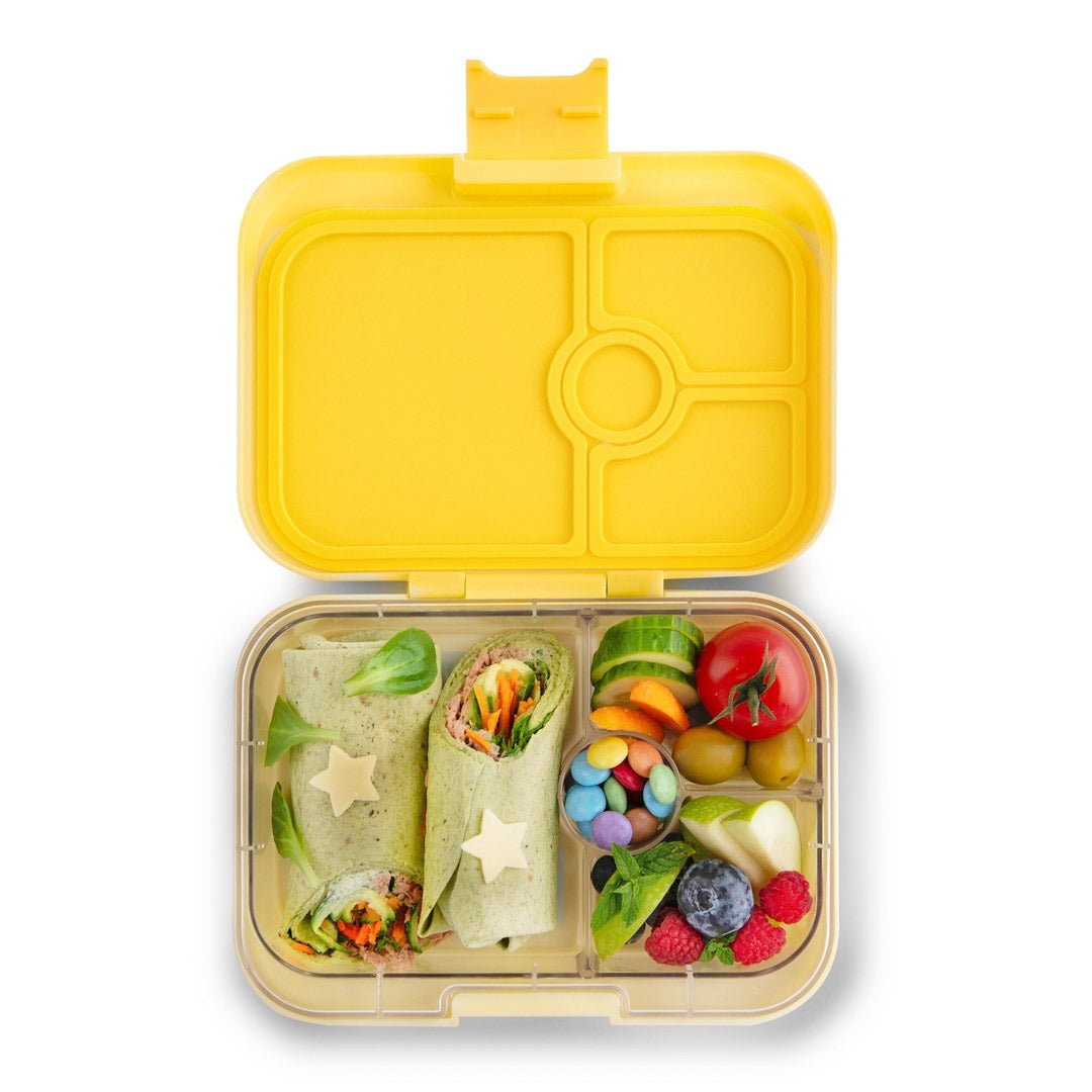 Yumbox Panino Lunchbox, Yoyo Yellow, Gelb, offen, vier Fächer, befüllt mit Wraps, Gemüse, Obst, Schokolinsen, Bento-Box, gesundes Pausenbrot, Schule, Trennung.