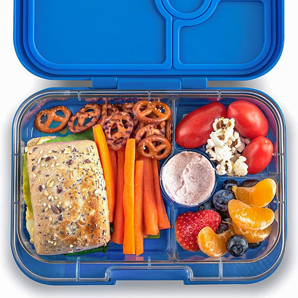 Yumbox Panino Lunchbox, Surf Blue, offen, befüllt mit belegtem Brot, Karottensticks, Brezeln, Tomaten, Popcorn, Dip, Obst, Bento-Box, Trennung, gesund.