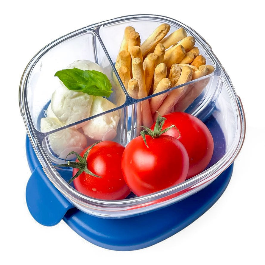 Yumbox Snack Schale, Navy-Blau, transparent, drei Fächer, befüllt mit Tomaten, Mozzarella, Basilikum, Grissini, Bento-Box, Picknick, Portionierung, robust, abgerundet, übersichtlich.
