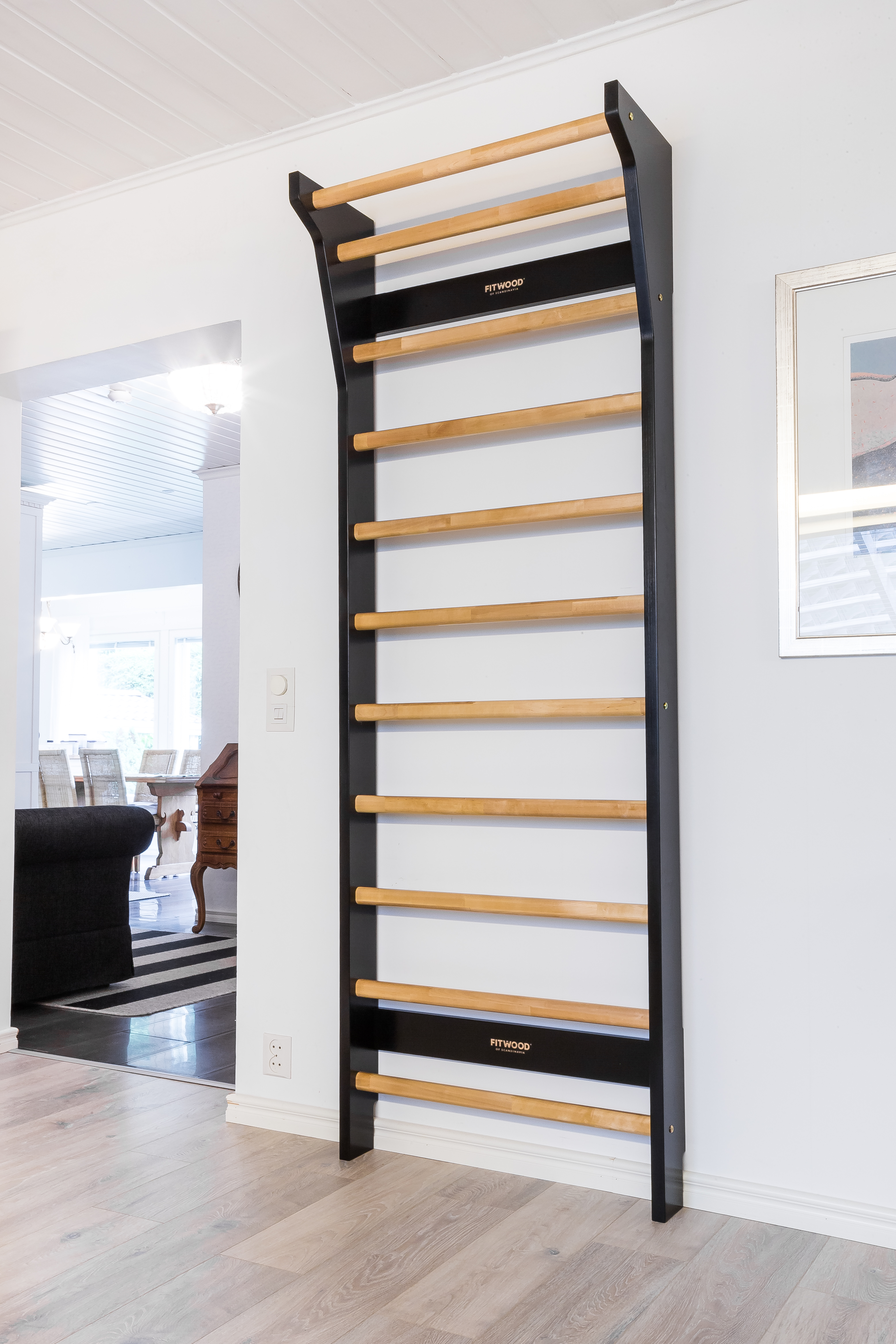 FitWood-UPPLYFT-black-birch_wallbars-sprossenwand_puolapuut_livingroom