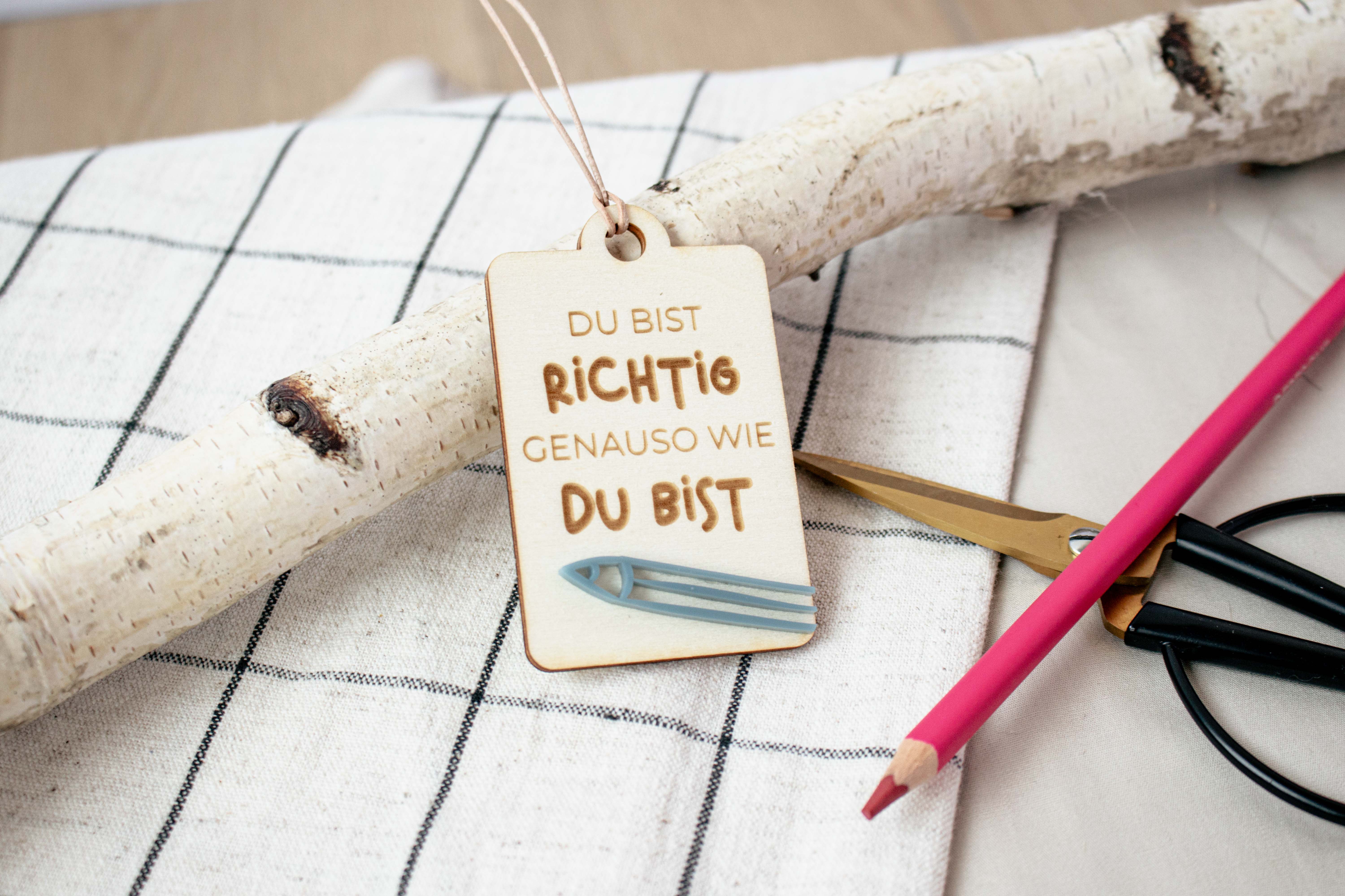 Invy Design - Holzanhänger „Wie du bist“ mit Lederband & Acryl-Stift