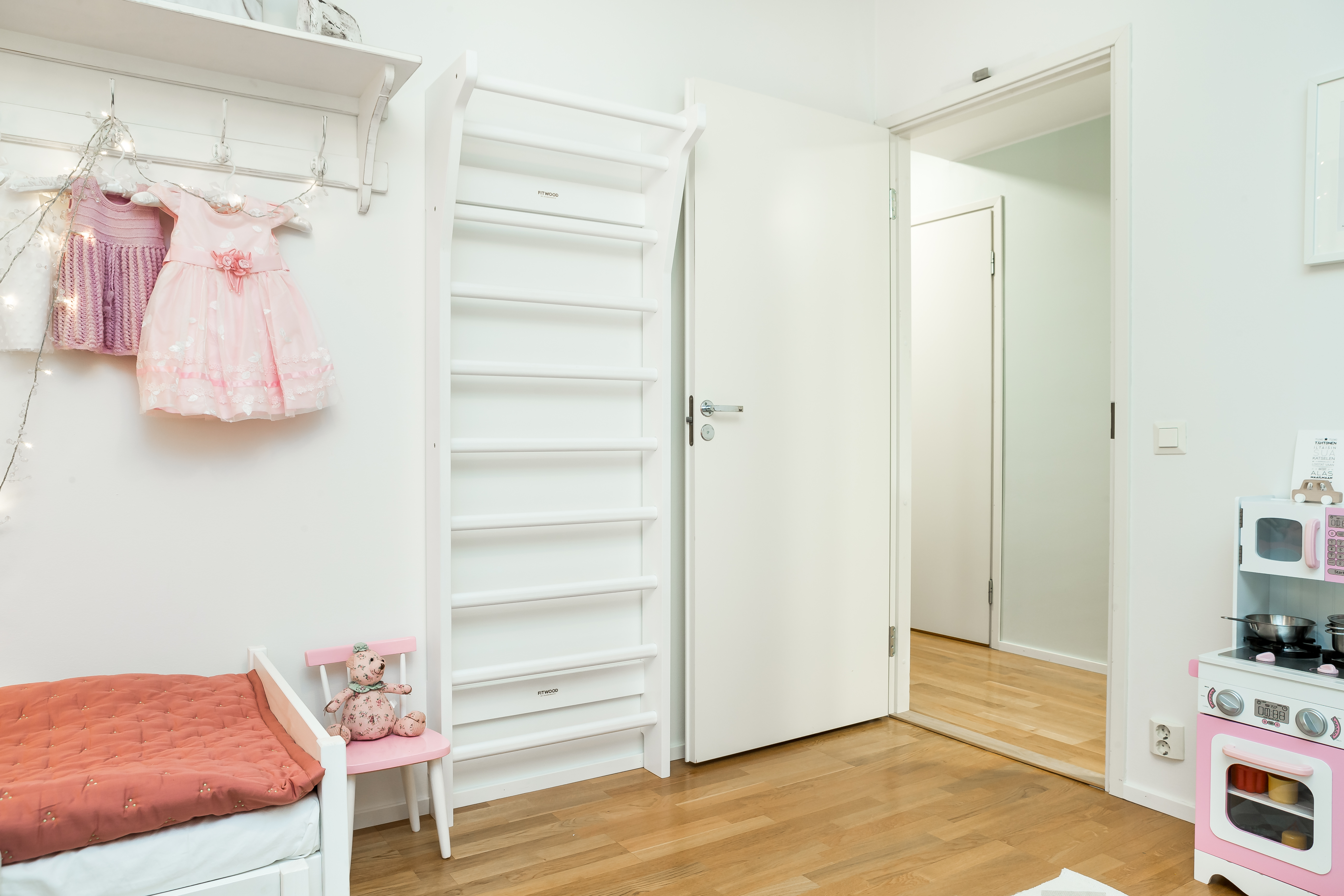 FitWood-UPPLYFT-MINI-Kids-Wallbars-White-Decoration-Scandinavian_Design-5