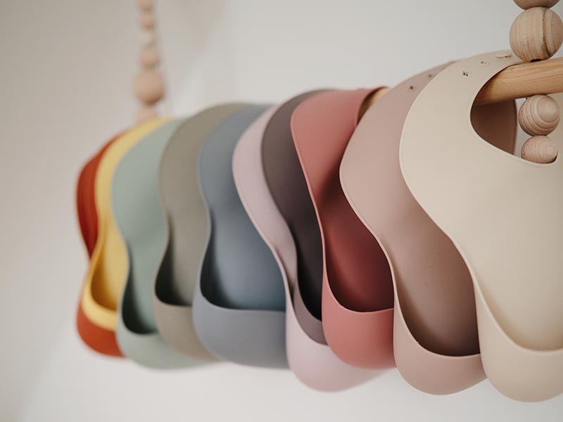 mushie-silicone-bib-2