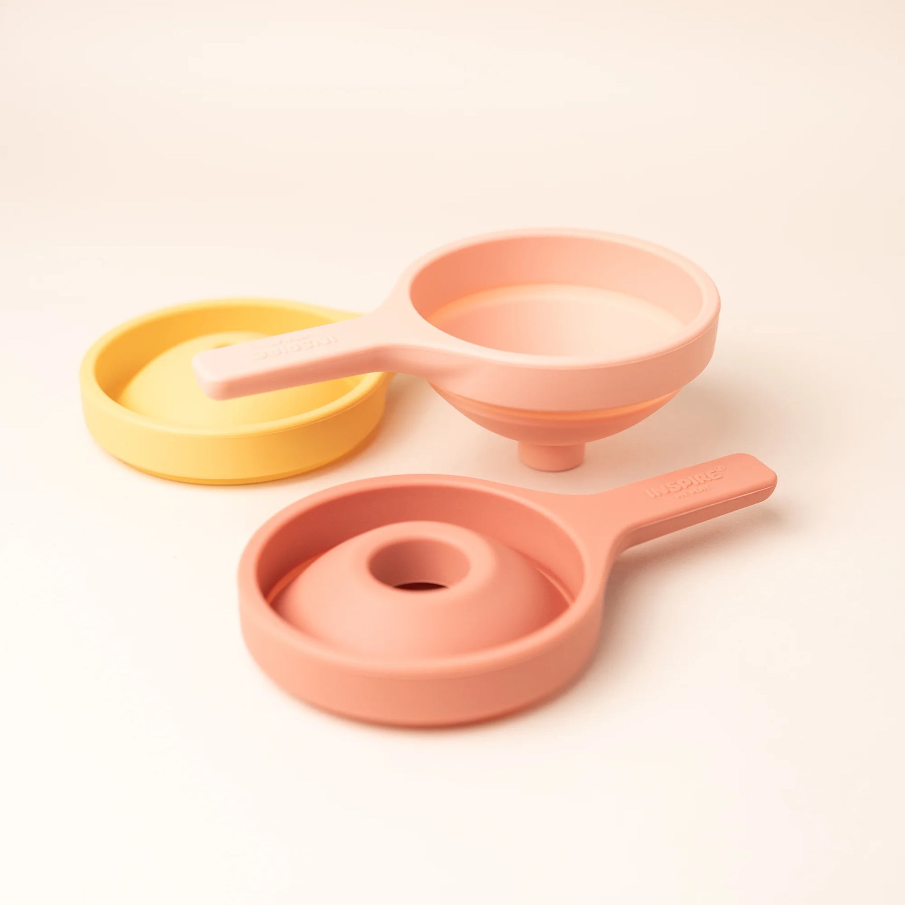 INSPIRE MY PLAY - Sensorikspielzeug Trichter-Set coral/gelb INSPIRE MY PLAY - Sensorikspielzeug Trichter-Set coral/gelb