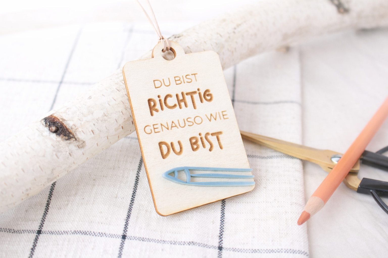 Invy Design - Holzanhänger „Wie du bist“ & Acryl-Stift