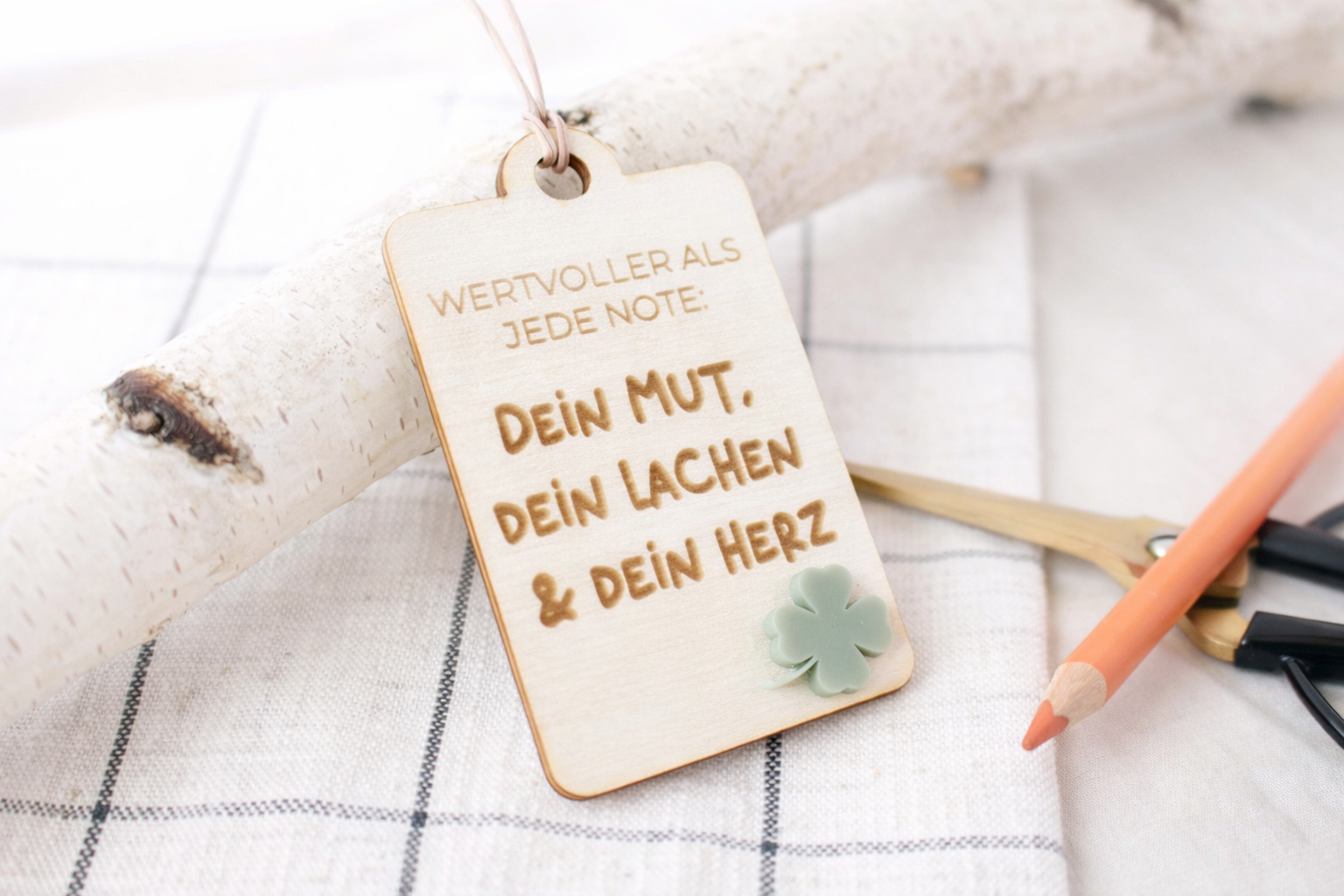 Invy Design - Holzanhänger „Wertvoller als jede Note“ mit Acryl-Kleeblatt