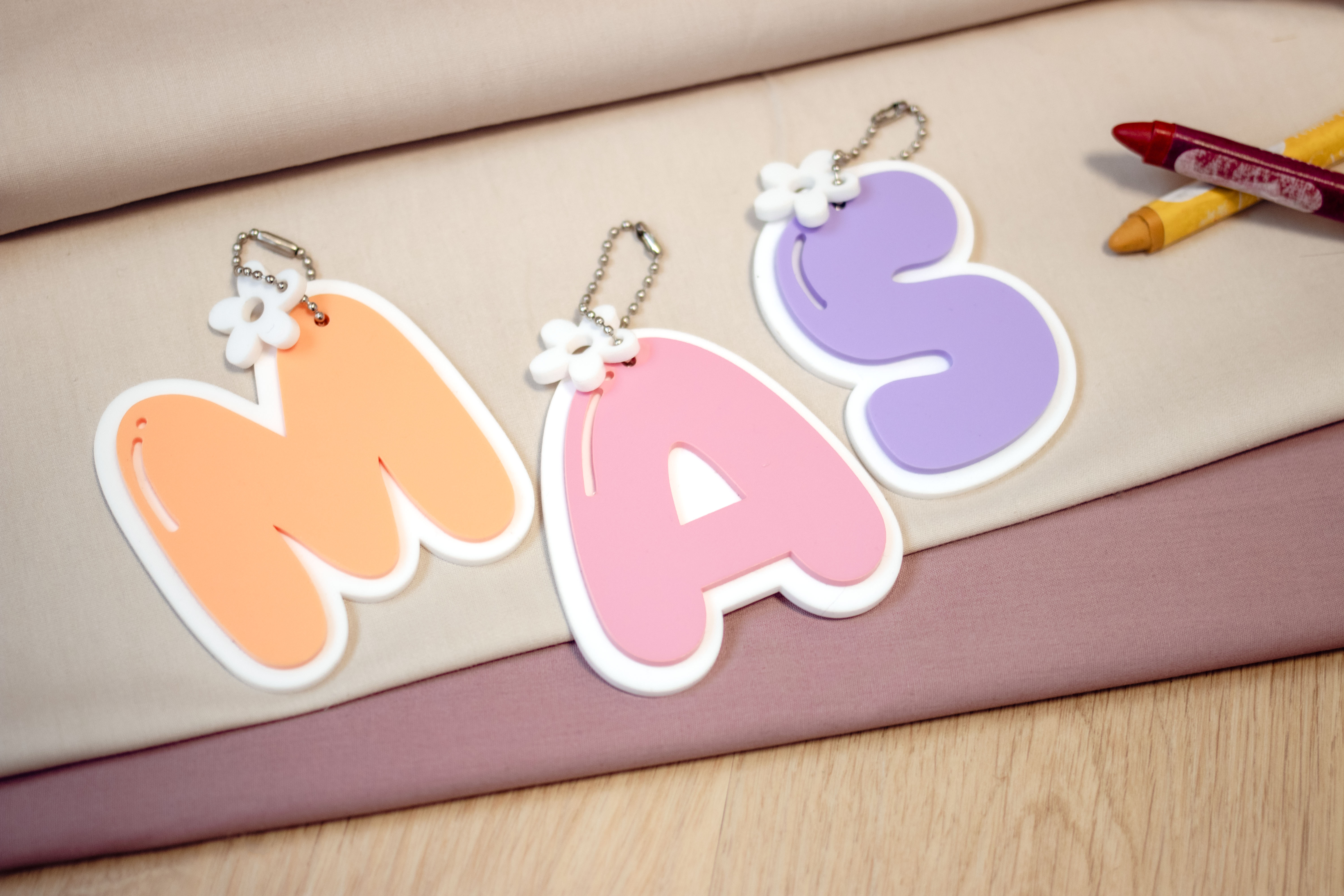 Invy Design - Anhänger Comic Buchstabe mit Blume