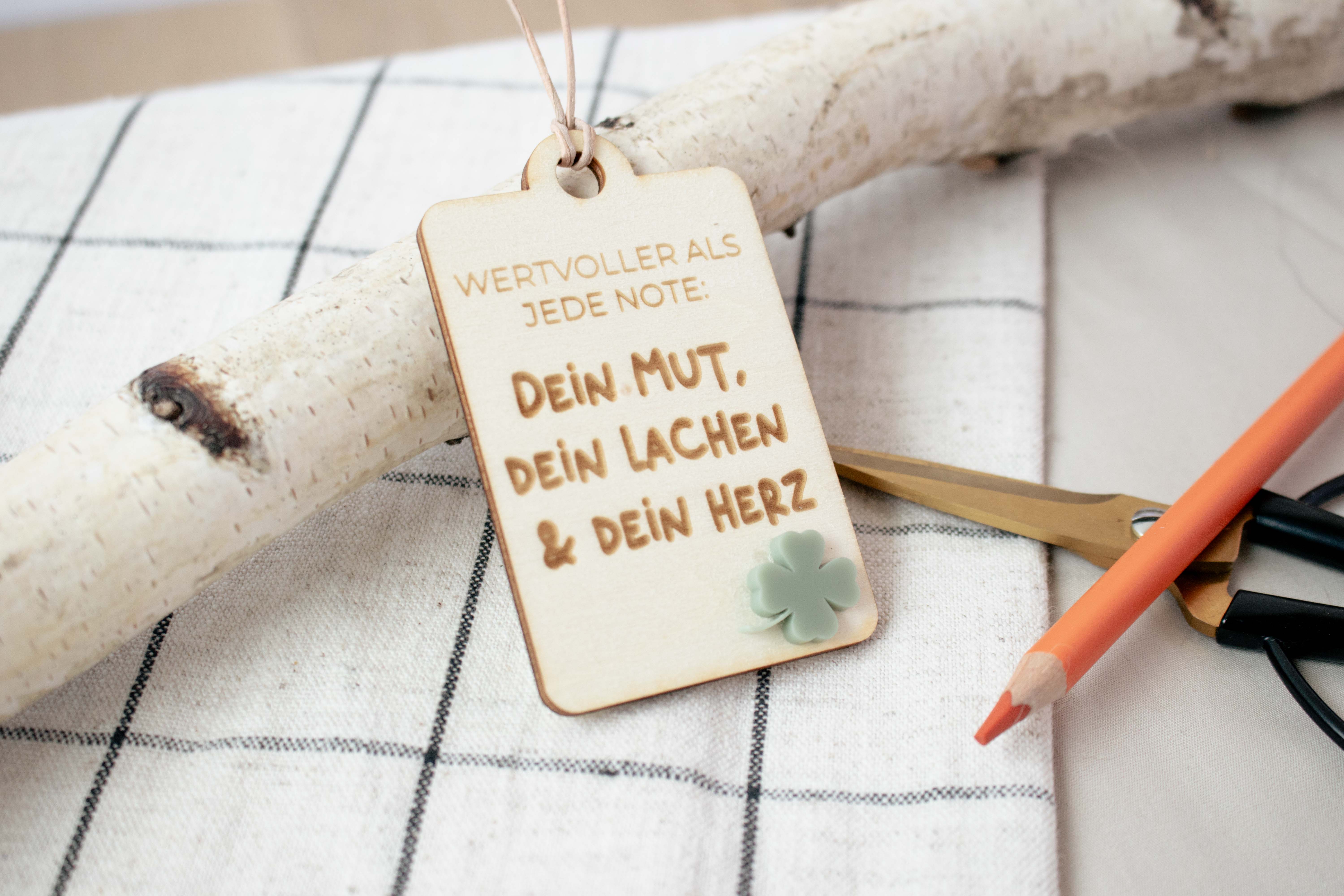 Invy Design - Holzanhänger „Wertvoller als jede Note“ mit Lederband & Acryl-Kleeblatt