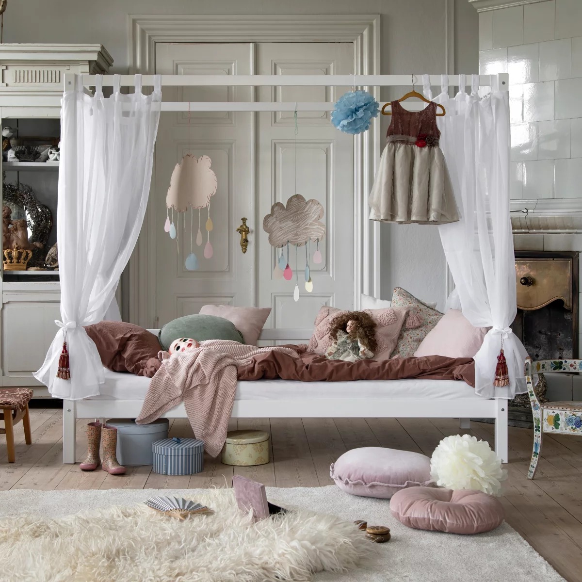 kids-beds-bed-types-canopy-beds-2