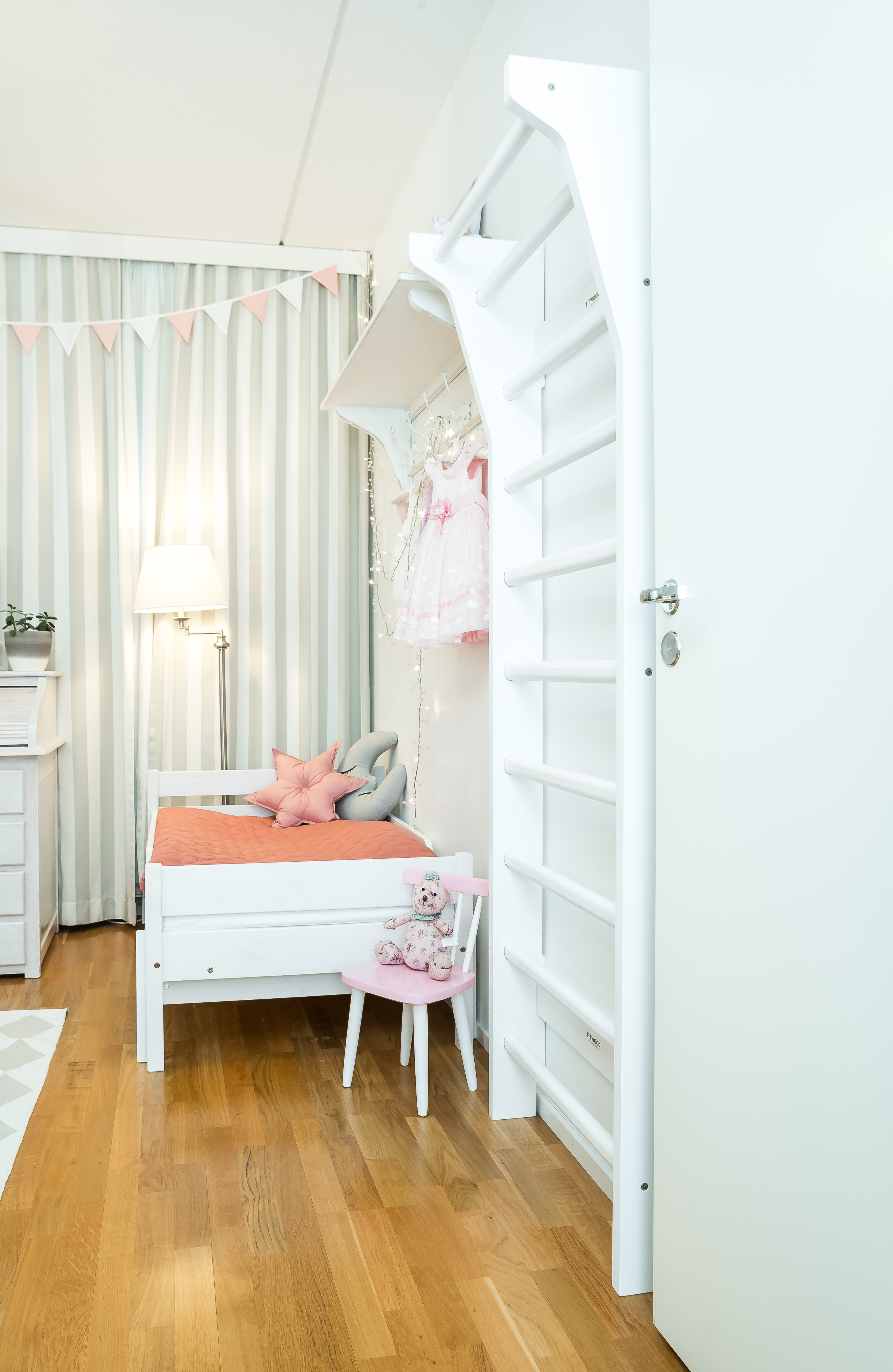 FitWood-UPPLYFT-MINI-Kids-Wallbars-White-Decoration-Scandinavian_Design-6